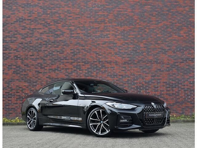 Zwart (metallic) Gebruikt 2024 BMW 420 M Sport Coupé | € 48.950 (Goede deal) - Afbeelding 1/4