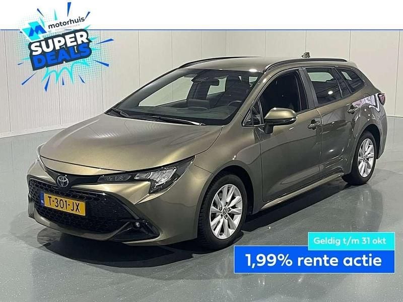 Groen Gebruikt 2023 Toyota Corolla Active Stationwagen | € 25.945 (Eerlijke prijs) - Afbeelding 1/3