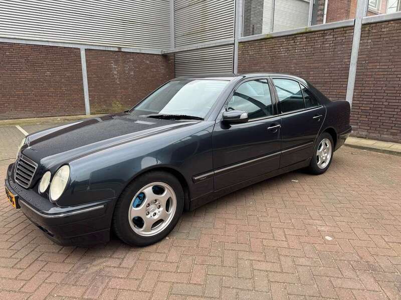 Zwart Gebruikt 2000 Mercedes E240 Avantgarde Sedan | € 5.000 - Afbeelding 1/4