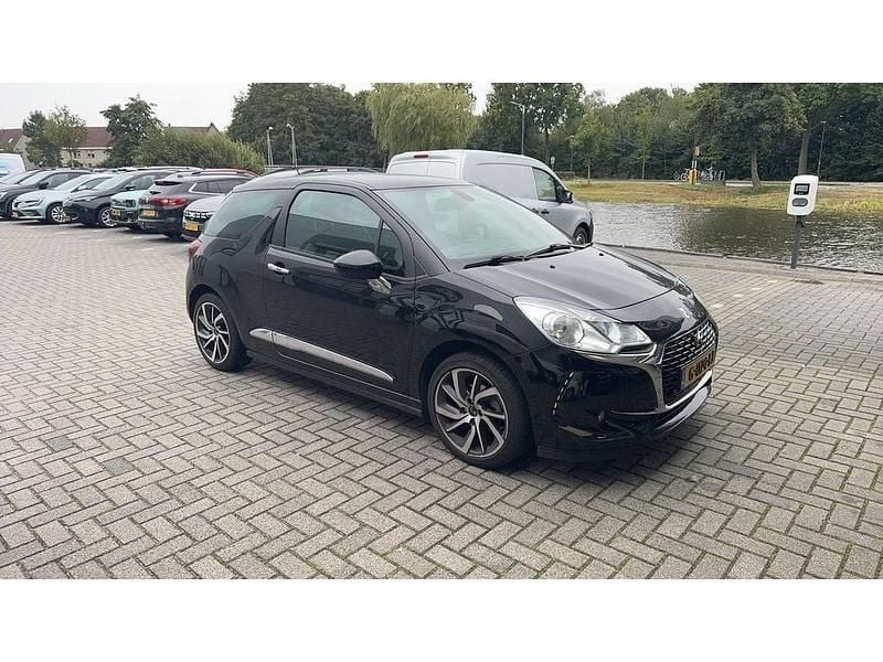 Zwart Gebruikt 2019 DS Automobiles DS3 Connected Chic Hatchback | € 14.900 (Eerlijke prijs) - Afbeelding 1/4