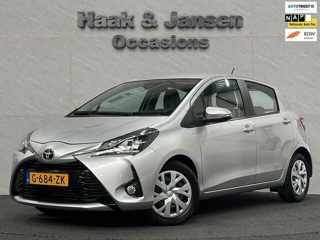 Grijs Gebruikt 2019 Toyota Yaris Active Hatchback | € 14.995 (Goede deal) - Afbeelding 1/4