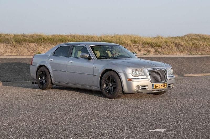 Grijs Occasion 2006 Chrysler 300C Sedan | € 9.900 (Eerlijke prijs) - Afbeelding 1/4
