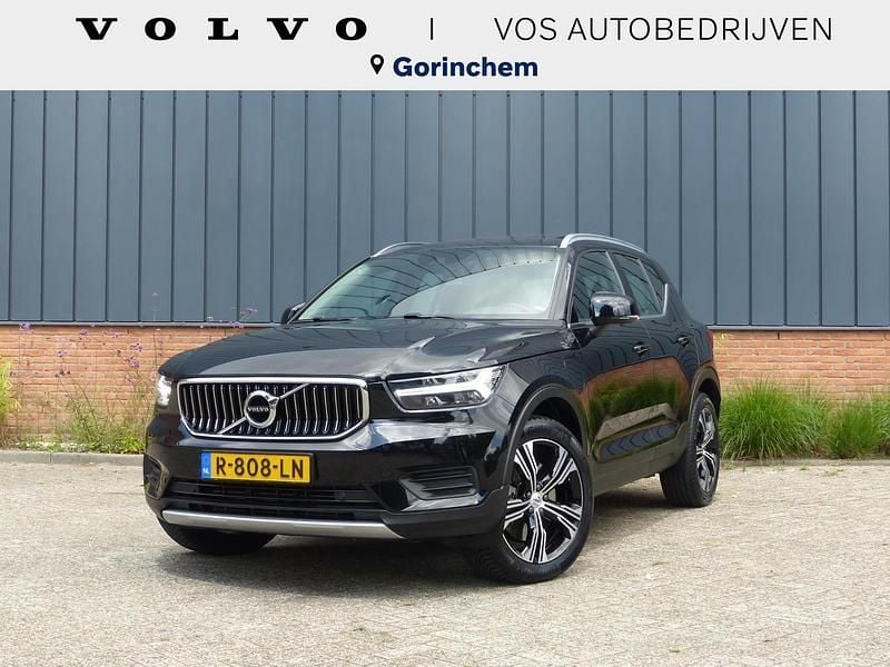 Zwart Gebruikt 2022 Volvo XC40 Inscription SUV | € 36.450 - Afbeelding 1/4