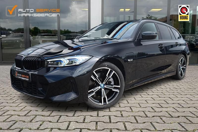 Zwart Gebruikt 2023 BMW 330e M Sport Stationwagen | € 39.900 (Goede deal) - Afbeelding 1/4