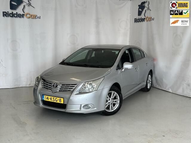 Grijs, metallic lak Gebruikt 2010 Toyota Avensis Sedan | € 9.299 (Eerlijke prijs) - Afbeelding 1/4
