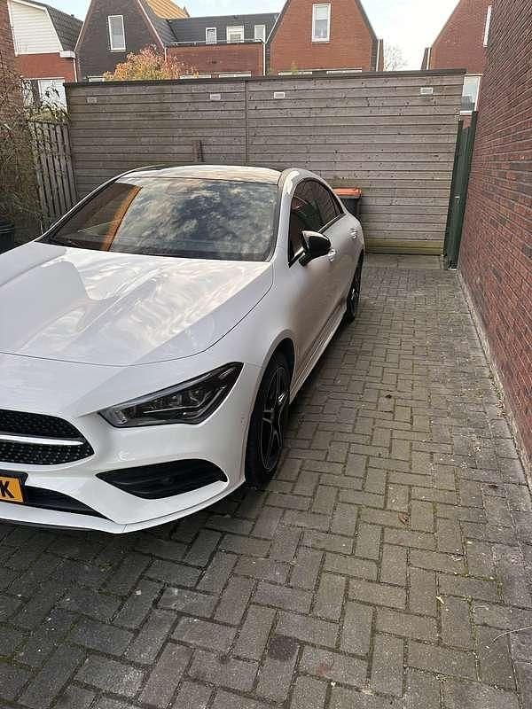 Wit Gebruikt 2022 Mercedes CLA250 Premium Plus Sedan | € 32.500 (Goede deal) - Afbeelding 1/4