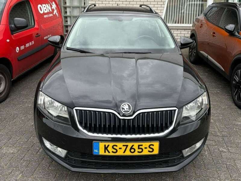 Zwart Gebruikt 2016 Skoda Octavia Stationwagen | € 8.500 (Goede deal) - Afbeelding 1/4