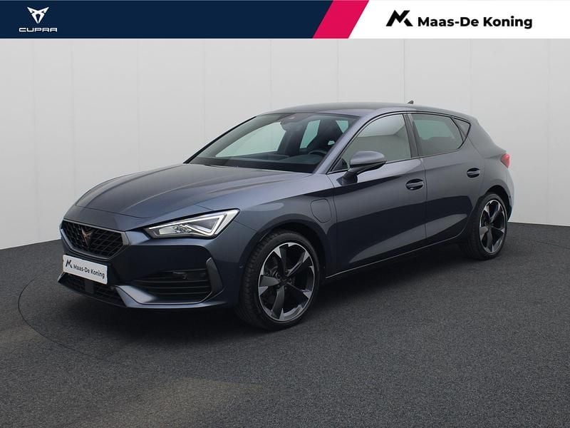 Grijs, metallic lak Gebruikt 2022 Cupra Leon VZ Hatchback | € 25.440 (Goede deal) - Afbeelding 1/4