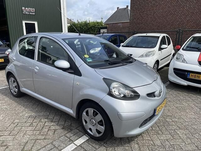 Occasion Toyota Aygo 68 PK (50 kW) 2006 Grijs (metallic) Hatchback