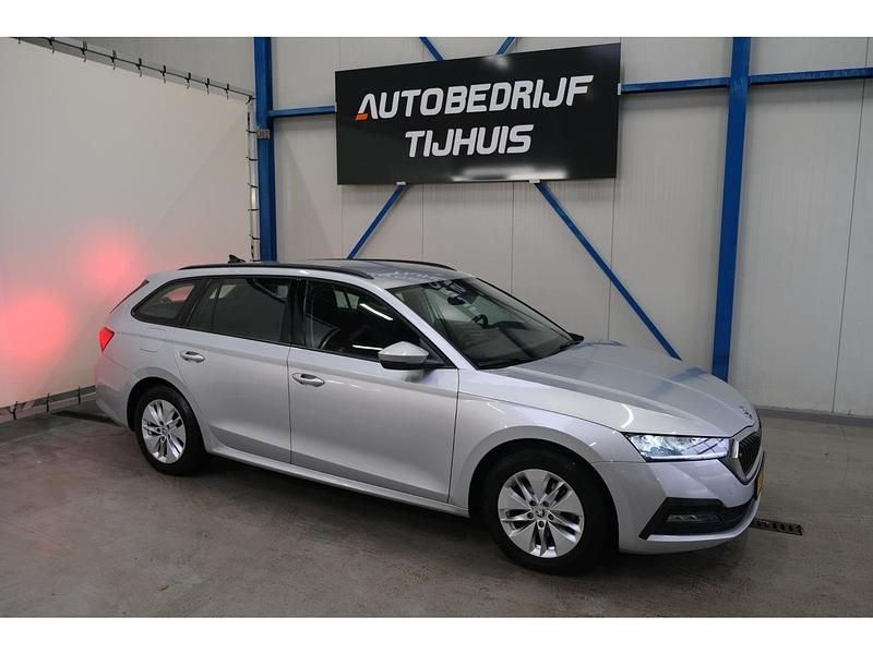 Grijs Occasion 2022 Skoda Octavia Ambition Stationwagen | € 17.450 (Duur) - Afbeelding 1/4