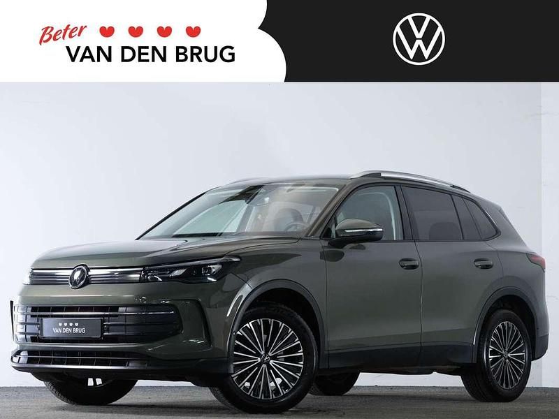 Groen (metallic) Gebruikt 2025 VW Tiguan Life SUV | € 39.900 (Super prijs) - Afbeelding 1/4