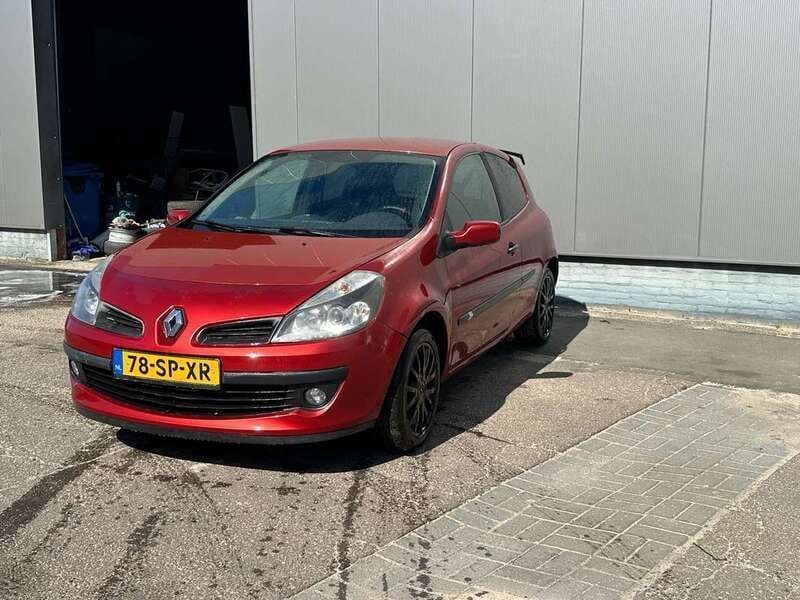 Rood Gebruikt 2006 Renault Clio II Luxe Hatchback | € 1.000 (Goede deal) - Afbeelding 1/4