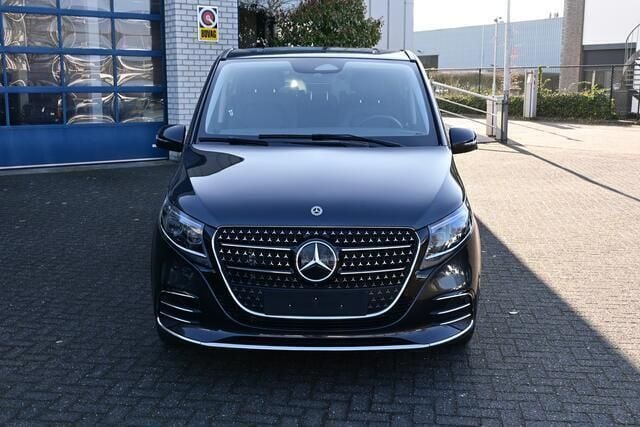 Grijs Gebruikt 2024 Mercedes V300 AMG MPV | € 87.950 - Afbeelding 1/4