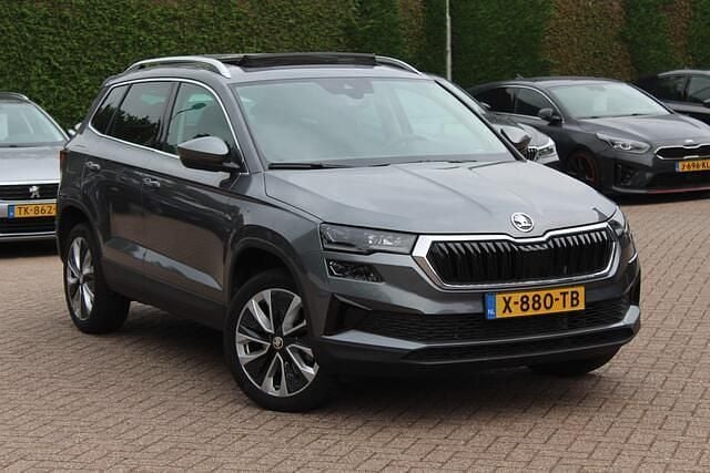 Grijs Gebruikt 2023 Skoda Karoq Business Line SUV | € 33.450 (Goede deal) - Afbeelding 1/4
