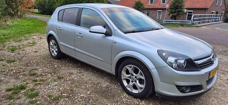 Zilver Gebruikt 2004 Opel Astra Cosmo Hatchback | € 1.200 (Goede deal) - Afbeelding 1/4