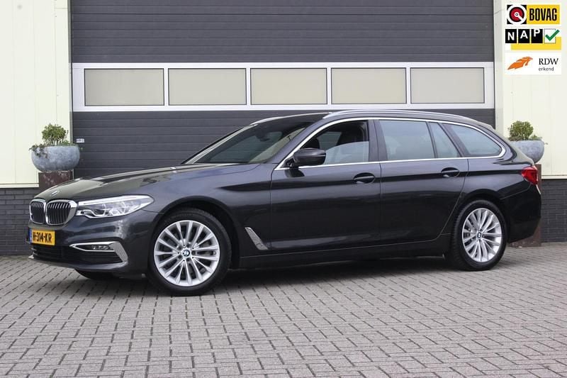 Grijs (metallic) Gebruikt 2020 BMW 520 Executive Stationwagen | € 26.900 (Super prijs) - Afbeelding 1/4