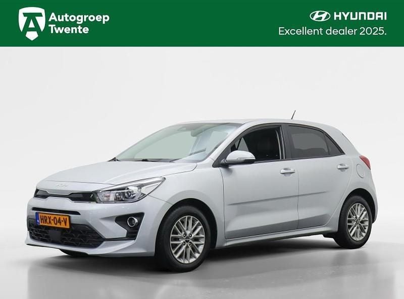 Grijs Gebruikt 2022 Kia Rio Hatchback | € 17.345 (Eerlijke prijs) - Afbeelding 1/4