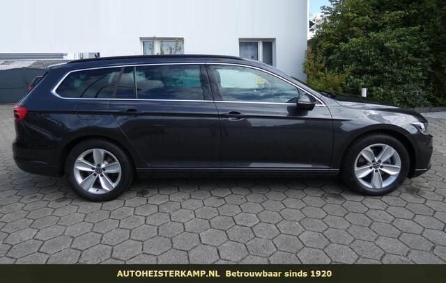 Grijs Gebruikt 2023 VW Passat Stationwagen | € 46.950 (Goede deal) - Afbeelding 1/4