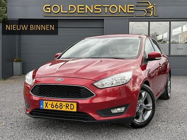 Rood Gebruikt 2015 Ford Focus Titanium Hatchback | € 7.243 (Eerlijke prijs) - Afbeelding 1/4
