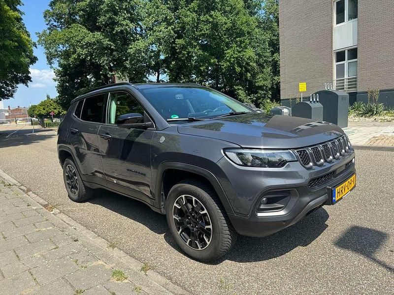 Grijs Gebruikt 2022 Jeep Compass SUV | € 26.500 (Eerlijke prijs) - Afbeelding 1/4