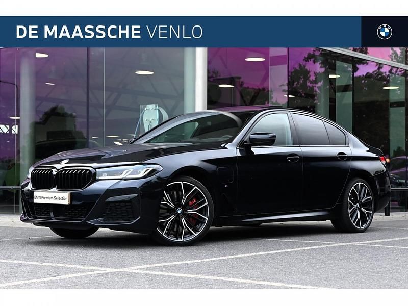 M carbonschwarz (donker zwart metallic) Gebruikt 2023 BMW 545e Comfort Edition Sedan | € 58.950 (Eerlijke prijs) - Afbeelding 1/4