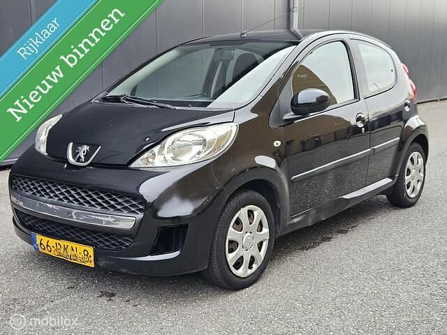 Zwart Gebruikt 2011 Peugeot 107 Sportium Hatchback | € 1.700 (Eerlijke prijs) - Afbeelding 1/4