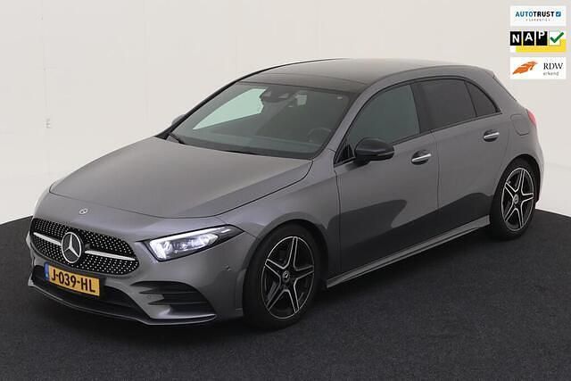 Grijs Gebruikt 2020 Mercedes A180 Business Hatchback | € 26.395 (Eerlijke prijs) - Afbeelding 1/4