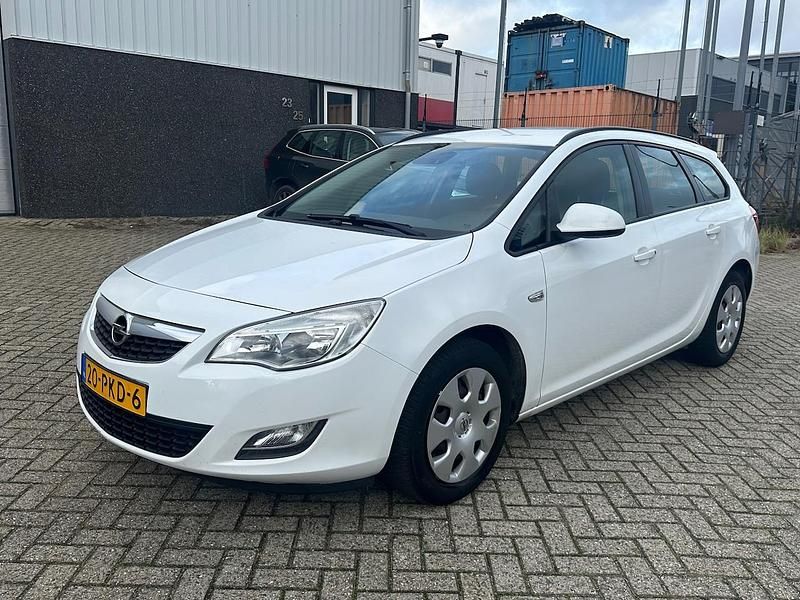 Wit Occasion 2011 Opel Astra Edition Stationwagen | € 2.499 (Goede deal) - Afbeelding 1/4