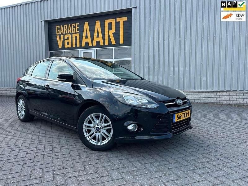 Zwart, metallic lak Gebruikt 2012 Ford Focus Titanium Hatchback | € 4.950 (Goede deal) - Afbeelding 1/4