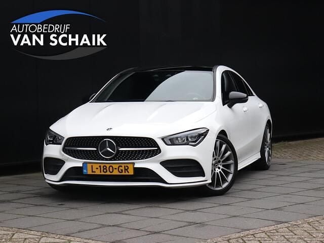 Wit Gebruikt 2020 Mercedes CLA200 AMG line Sedan | € 25.845 (Eerlijke prijs) - Afbeelding 1/4