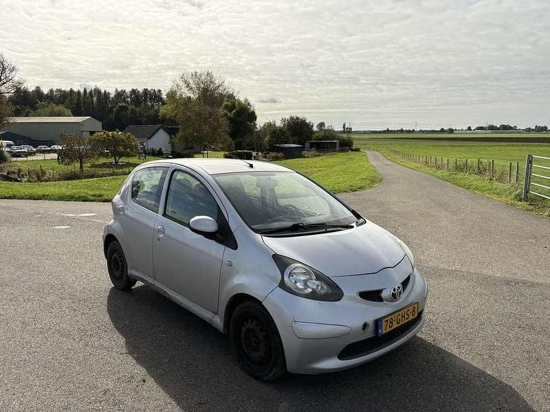 Grijs Occasion 2008 Toyota Aygo Hatchback | € 1.399 (Goede deal) - Afbeelding 1/4