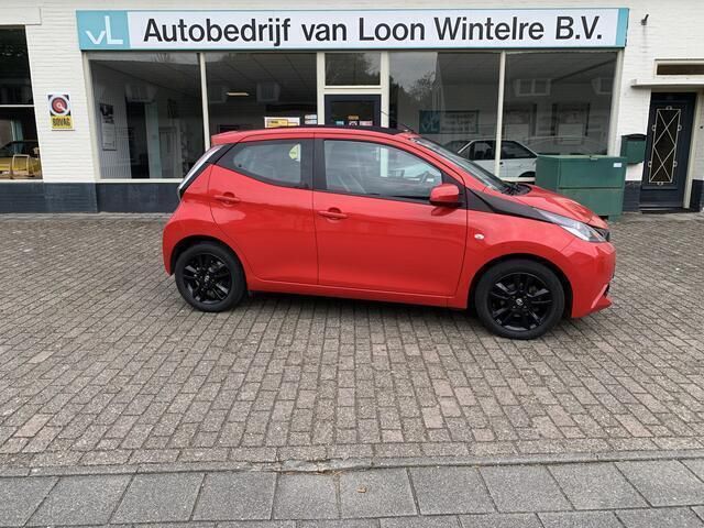 Rood Gebruikt 2016 Toyota Aygo X-wave Hatchback | € 9.750 (Duur) - Afbeelding 1/4