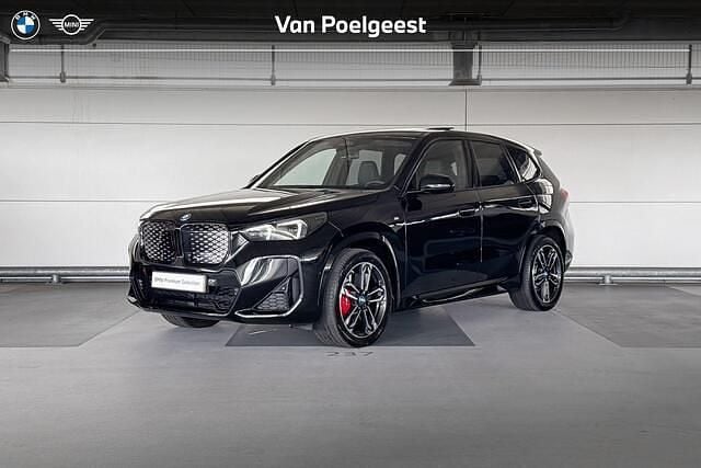 Saphirschwarz metallic (zwart metallic) Gebruikt 2024 BMW iX1 M Sport SUV | € 41.900 (Eerlijke prijs) - Afbeelding 1/4