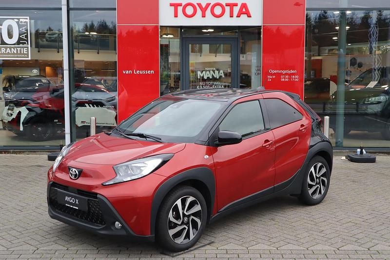 Rood Gebruikt 2024 Toyota Aygo X Envy SUV | € 19.499 - Afbeelding 1/1