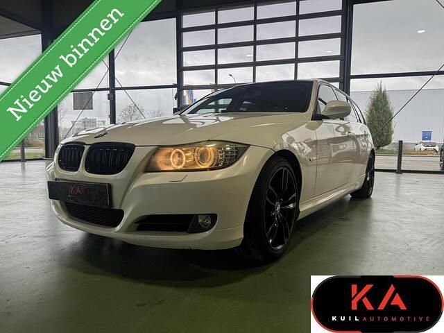 Wit Gebruikt 2011 BMW 318 Stationwagen | € 2.644 (Duur) - Afbeelding 1/4