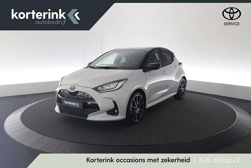 Grijs Gebruikt 2023 Toyota Yaris Sport Hatchback | € 27.950 (Eerlijke prijs) - Afbeelding 1/4