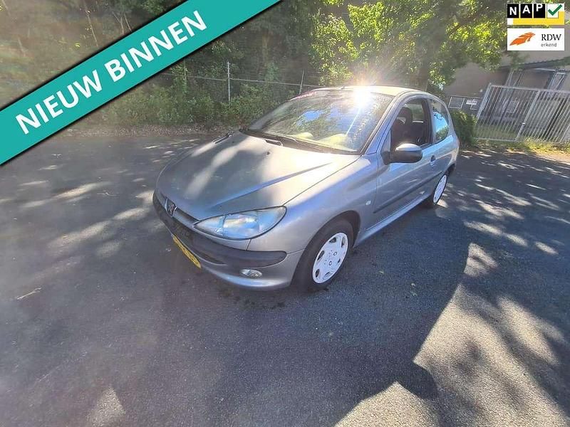 Grijs Occasion 2001 Peugeot 206 Hatchback | € 799 (Eerlijke prijs) - Afbeelding 1/4