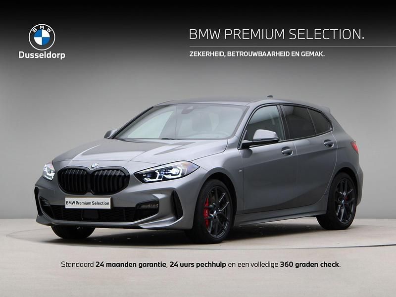 Grijs Gebruikt 2024 BMW 118 Comfort Edition Hatchback | € 32.450 (Goede deal) - Afbeelding 1/4