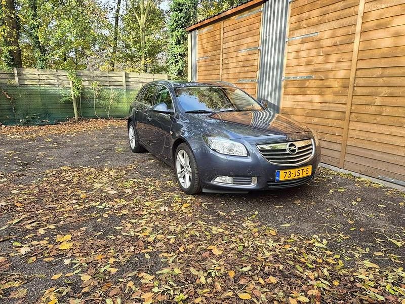 Grijs Gebruikt 2009 Opel Insignia Executive Stationwagen | € 4.950 (Eerlijke prijs) - Afbeelding 1/4