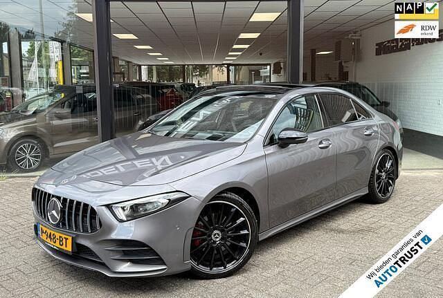 Grijs, metallic lak Gebruikt 2019 Mercedes A200 Business Sedan | € 23.900 (Eerlijke prijs) - Afbeelding 1/4