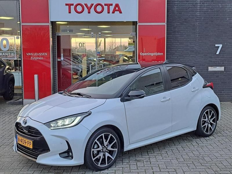 Wit Gebruikt 2021 Toyota Yaris Executive Hatchback | € 21.900 (Eerlijke prijs) - Afbeelding 1/4