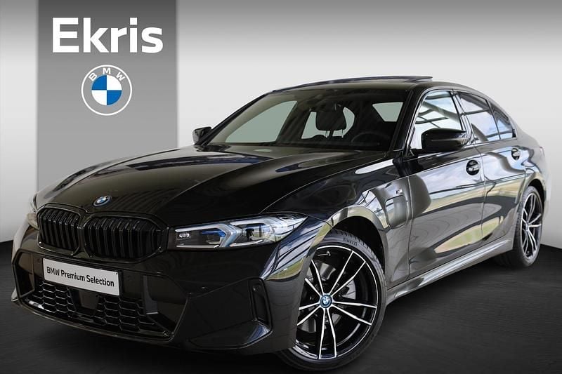 Zwart Gebruikt 2024 BMW 320e Comfort Edition Sedan | € 44.900 (Eerlijke prijs) - Afbeelding 1/4