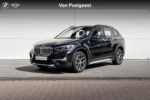 Saphirschwarz metallic (zwart metallic) Gebruikt 2020 BMW X1 Comfort Edition SUV | € 31.900 (Iets duurder) - Afbeelding 1/4