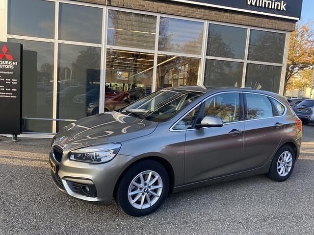 Grijs Gebruikt 2016 BMW 220 Executive Stationwagen | € 17.900 (Eerlijke prijs) - Afbeelding 1/4