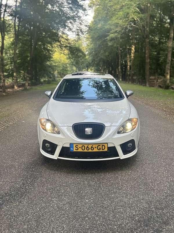 Wit Gebruikt 2008 Seat Leon FR MPV | € 4.495 (Eerlijke prijs) - Afbeelding 1/4