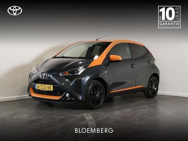 Grijs Occasion 2022 Toyota Aygo Hatchback | € 13.400 (Eerlijke prijs) - Afbeelding 1/4