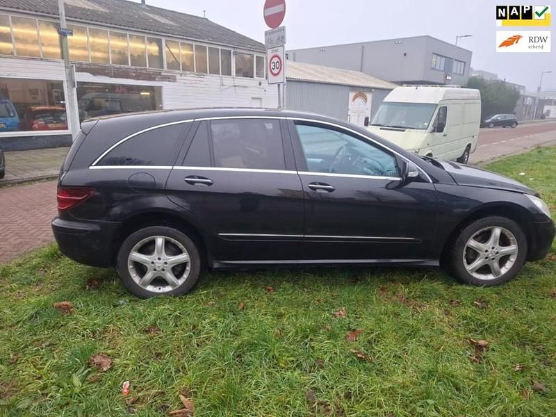 Zwart (metallic) Gebruikt 2006 Mercedes R320 MPV | € 7.250 - Afbeelding 1/4