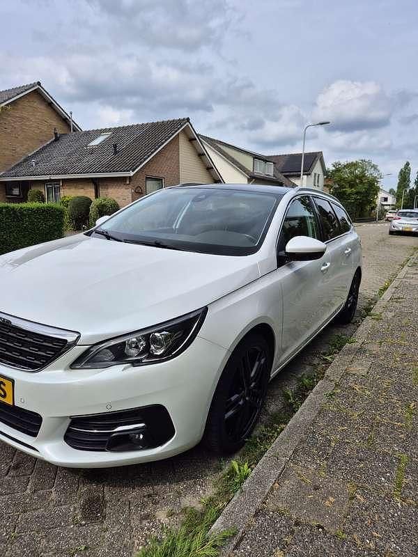 Wit Gebruikt 2018 Peugeot 308 MPV | € 9.500 (Goede deal) - Afbeelding 1/4