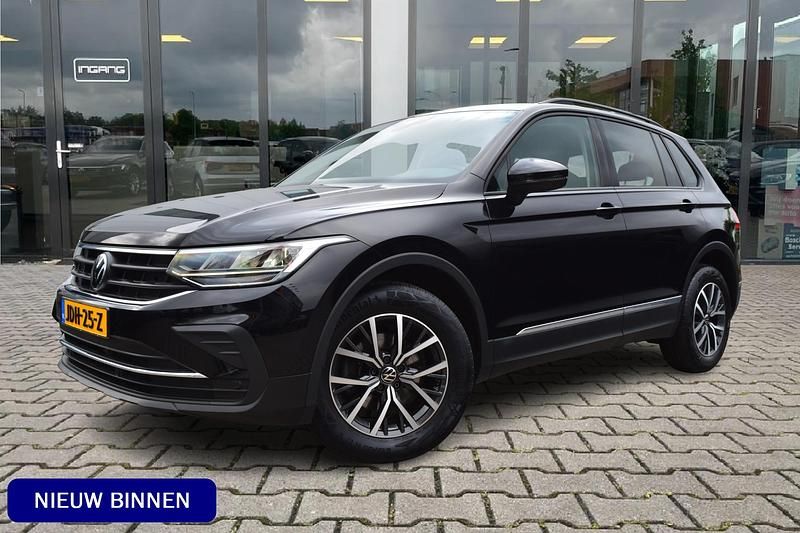 Zwart Gebruikt 2022 VW Tiguan Life SUV | € 28.900 (Eerlijke prijs) - Afbeelding 1/4