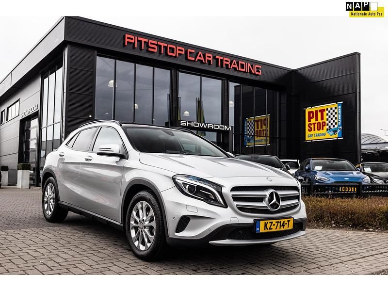 Grijs Gebruikt 2017 Mercedes GLA180 Edition SUV | € 19.750 (Eerlijke prijs) - Afbeelding 1/3